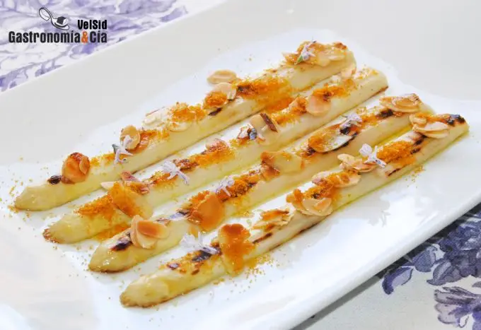 Espárragos blancos con almendras, botarga y flor de rom