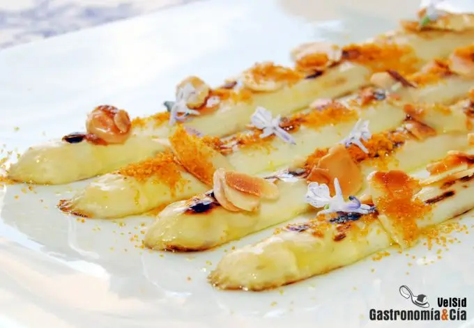 Espárragos blancos con almendras, botarga y flor de rom