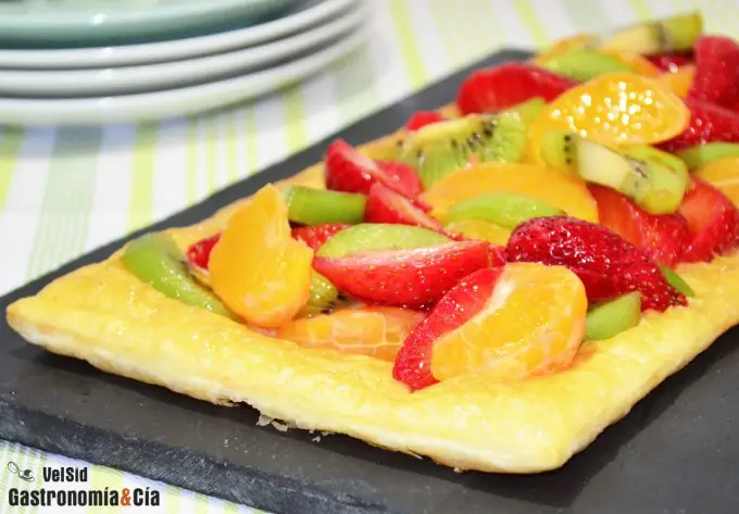 Tarta de hojaldre con frutas frescas