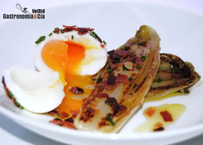 Huevo mollet con endivias y jamón