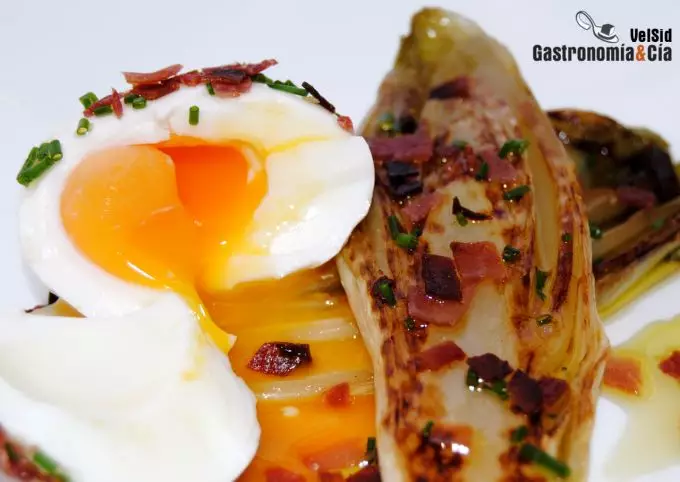 Huevo mollet con endivias y jamón
