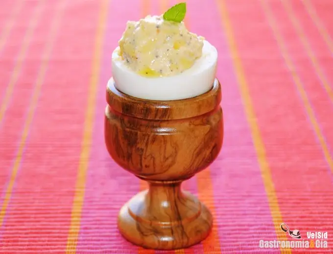 Huevos rellenos con queso y trufa