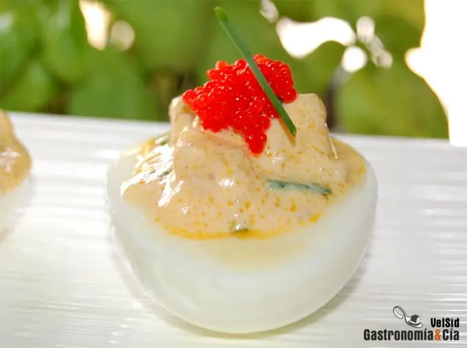 Huevos rellenos de gambas
