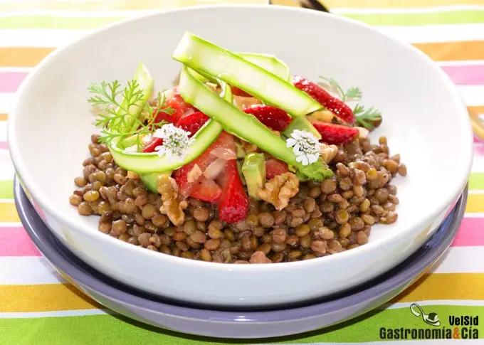 Lentejas con espárragos y fresas