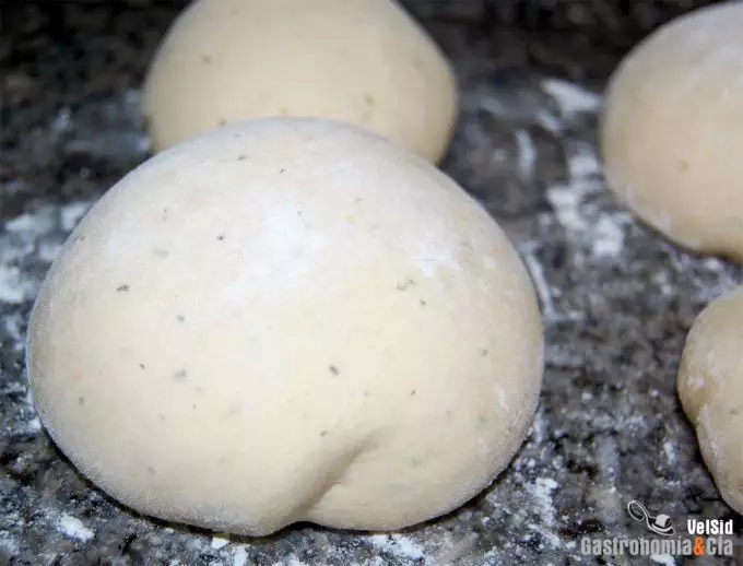 Masa de pizza con orégano