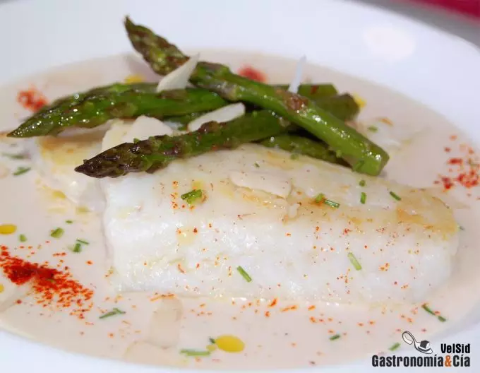 Merluza con ajoblanco de nueces de Brasil 