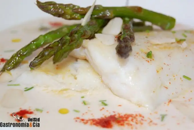 Merluza con ajoblanco de nueces de Brasil 