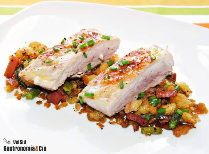 Receta de migas con jamón, espárragos y secreto a la pa