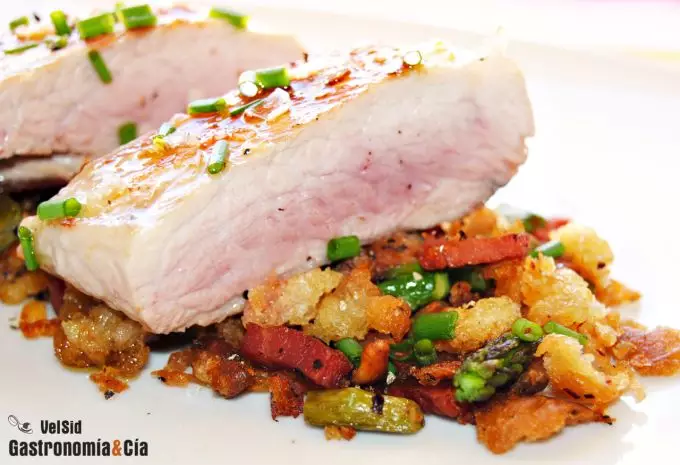 Receta de migas con jamón, espárragos y secreto a la pa