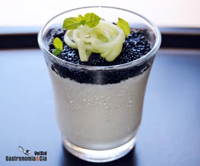 Panacota de queso, huevas de lumpo y ensalada de pepino