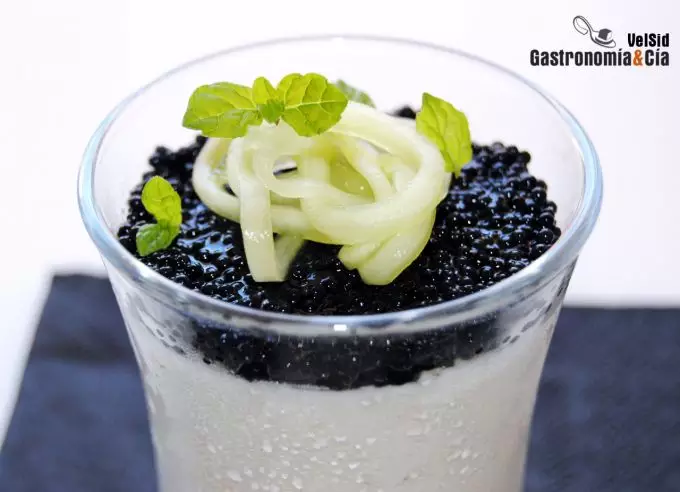 Panacota de queso, huevas de lumpo y ensalada de pepino