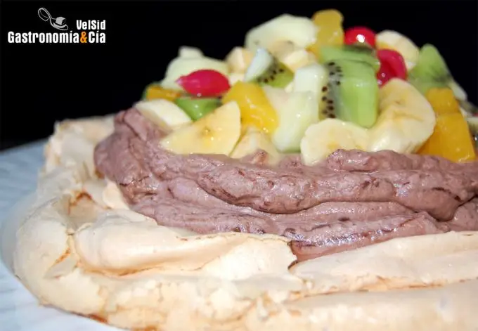 Pavlova con chocolate y fruta
