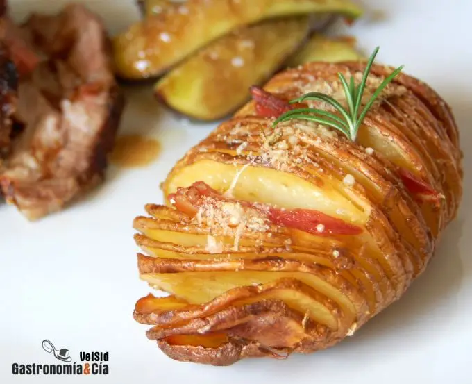 Pluma ibérica con higos y patatas Hasselback