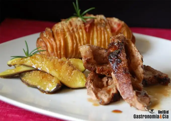 Pluma ibérica con higos y patatas Hasselback