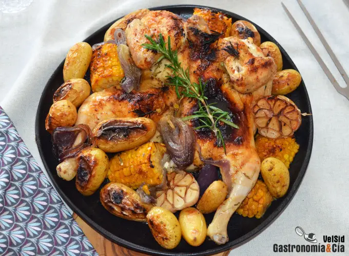 Pollo mariposa al horno, con patatas y mazorcas de maíz