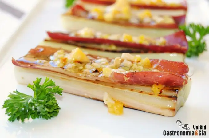 Puerros a la parrilla con cecina