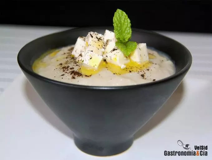 Puré de coliflor y setas con queso feta