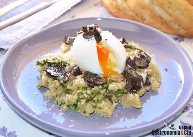 Quinua con espárragos, huevo y trufa