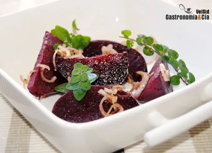 Ensalada de remolacha, orégano y salsa harissa