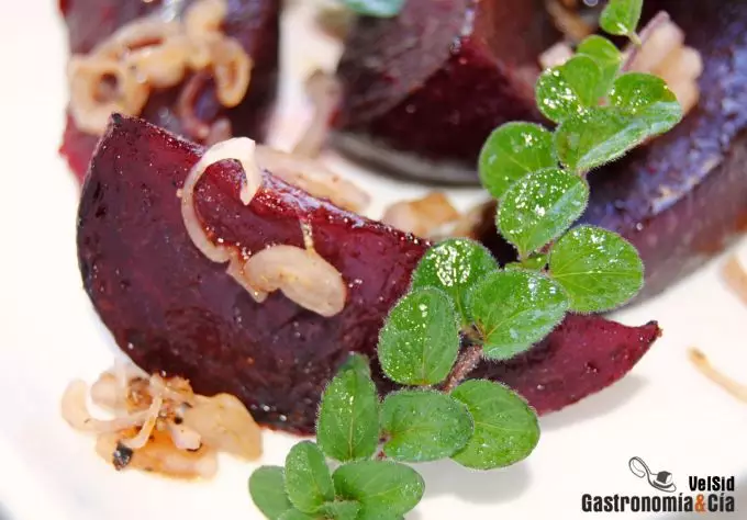 Ensalada de remolacha, orégano y salsa harissa