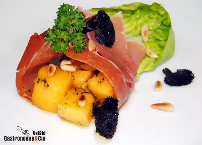 Saquitos de jamón, papaya y trufa negra