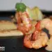 Gambas con hummus y chicharrones