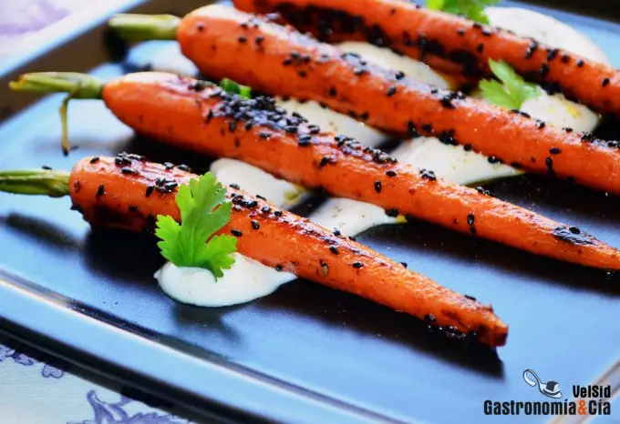 Zanahorias a la parrilla con harissa y sésamo negro