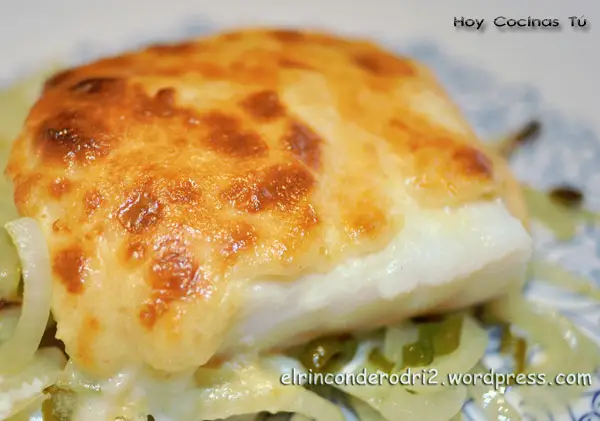 Bacalao gratinado dorado con queso cremoso
